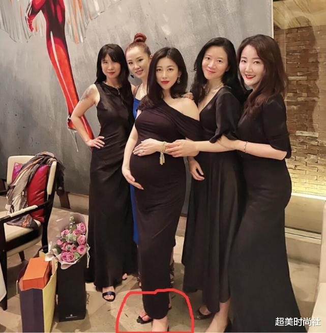 朱珠|朱珠怀孕8月穿礼服庆生，脚部浮肿变形，手上鸽子蛋钻戒太抢眼