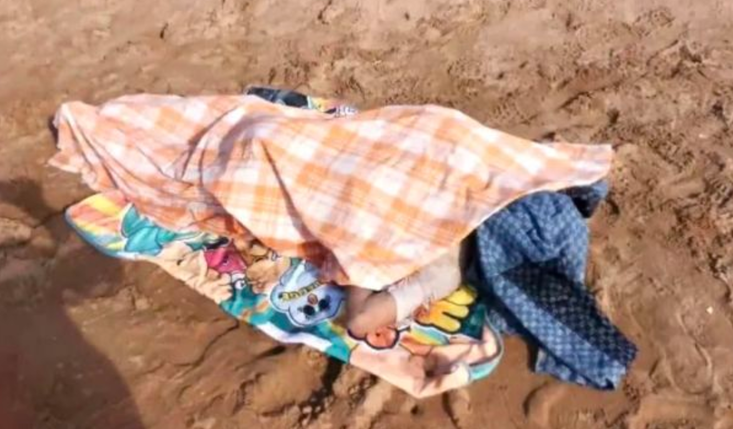 久见菌菌|17岁男孩救起3名落水女孩，自己却不幸离世，溺水时该如何自救？