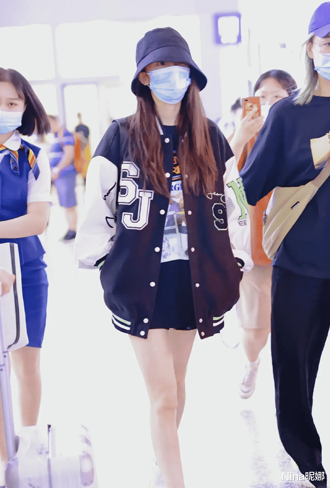 Nina昵娜|杨幂真不怕热，34度穿棒球衫配皮裤坐高铁，同框高铁乘务员像隔季！