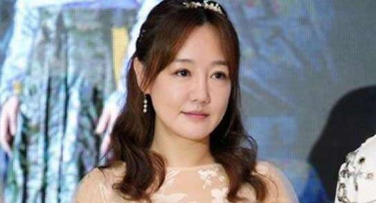 董洁|不耐老的3位女星，年轻时貌美如花，一上年纪颜值就老态毕现