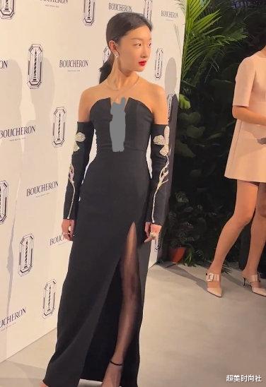 周冬雨|周冬雨亮相宝诗龙品牌活动现场！黑裙造型超惊艳，小猫戒指太吸睛