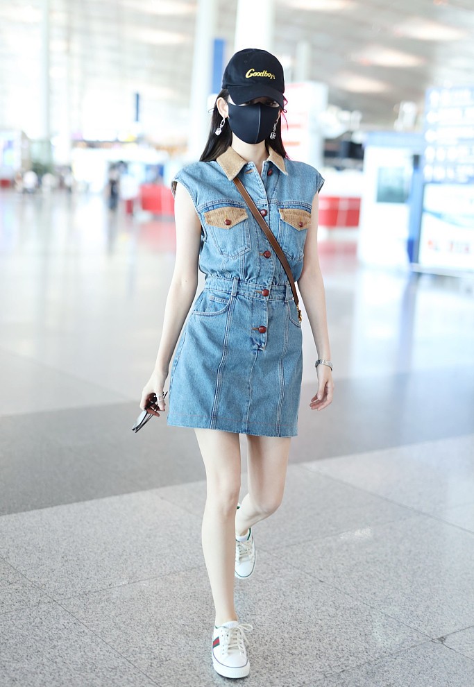 美人哒|娜扎身材气质太优越，牛仔短裙穿出超模范，这腿围我酸了