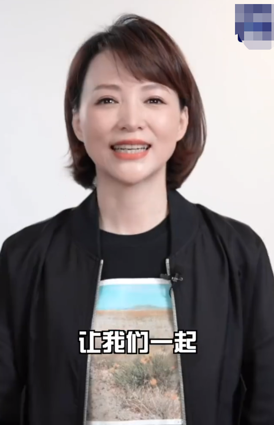 时尚风行派|董卿久违回归请来白岩松助阵！穿黑T自带央视一姐范，气质却大变