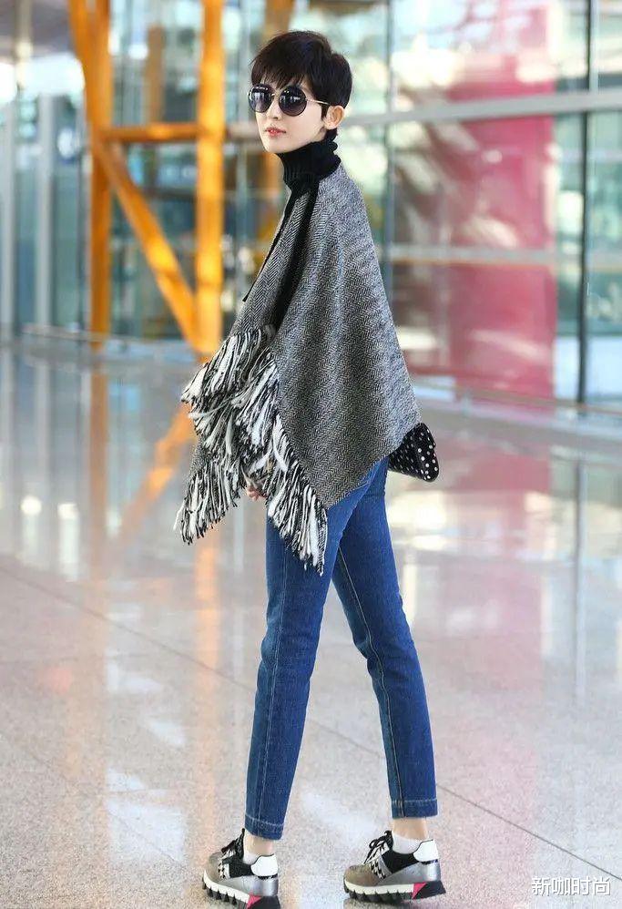短发|古力娜扎剪短发更高级，灰色披肩搭蓝色牛仔裤，我还以为是超模