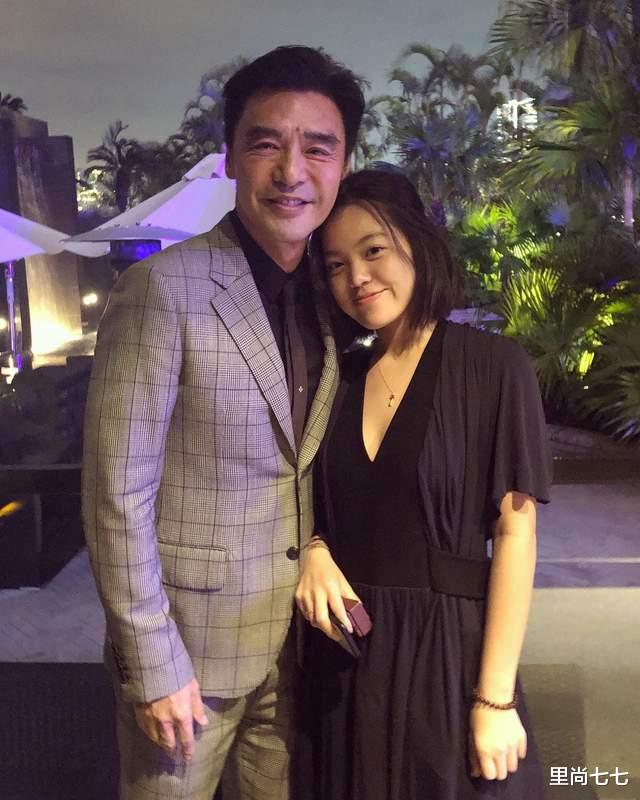 章小蕙|钟镇涛一家五口罕同框，章小蕙女儿五官太像妈，颜值碾压范姜女儿