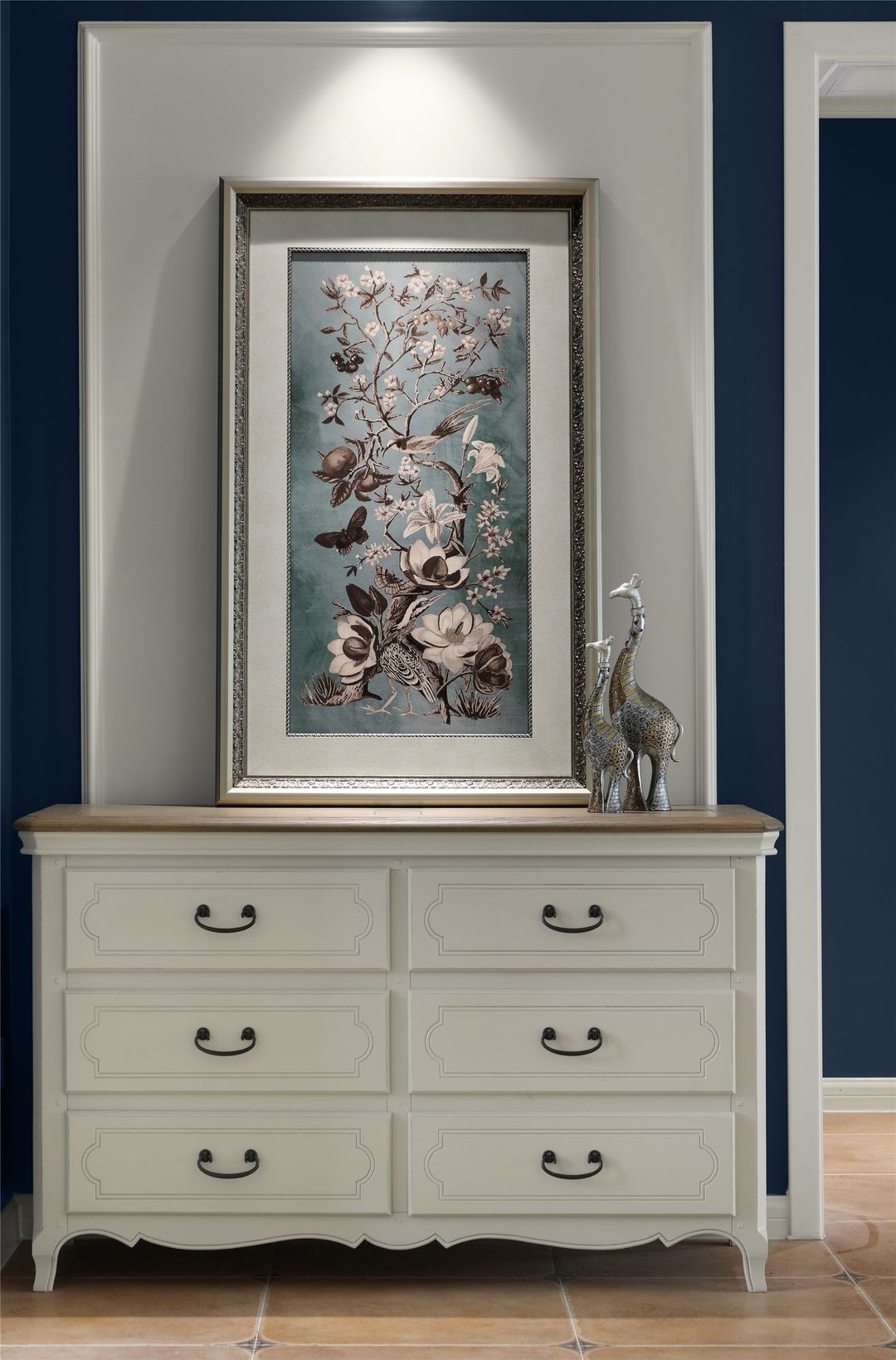 家居超人|深蓝色调构造的空间，恬淡舒适又精致，这份归属感让人很安心