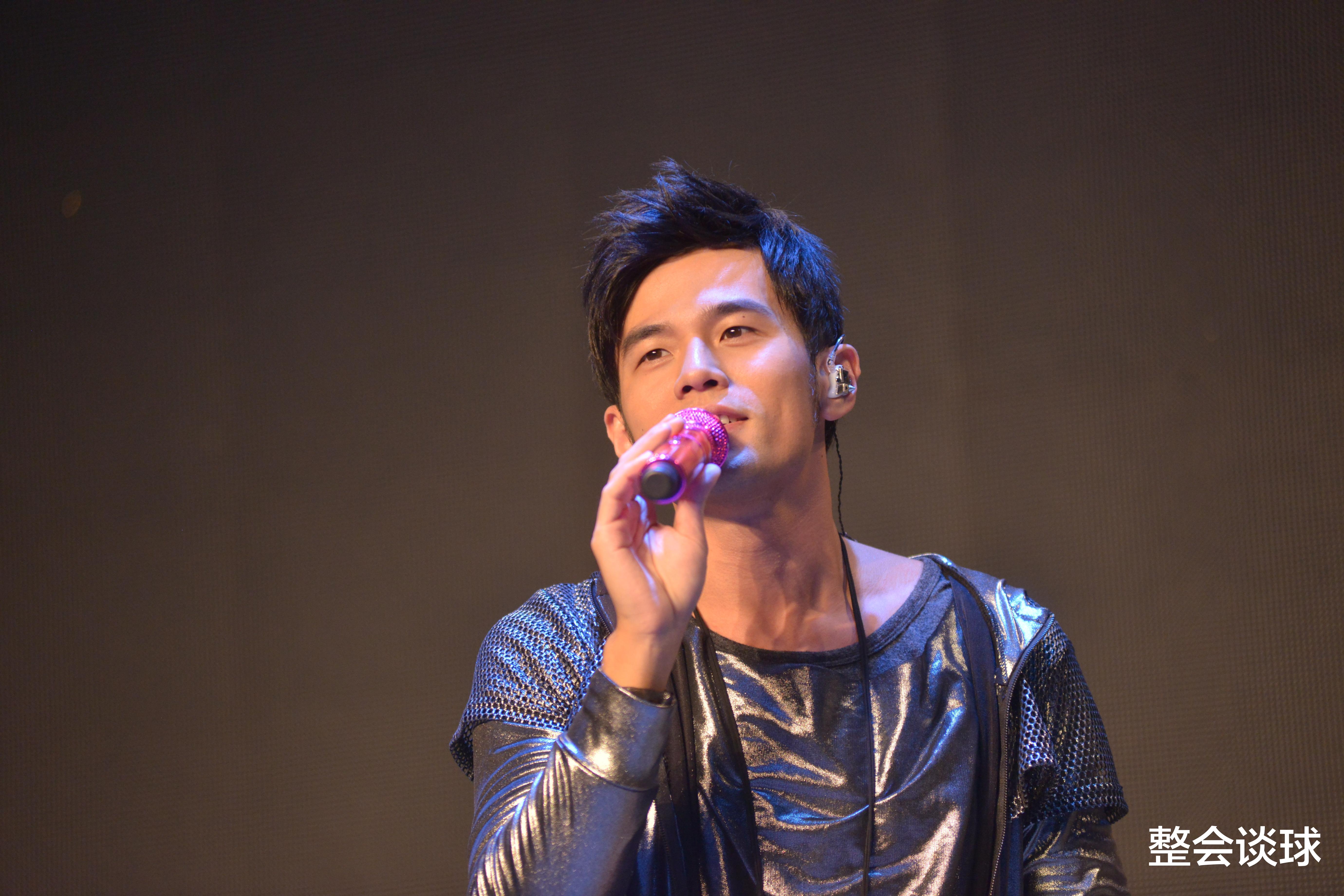 肖战|周杰伦的粉丝大V黑肖战，没有想到收到乐华家王一博的代言礼盒！