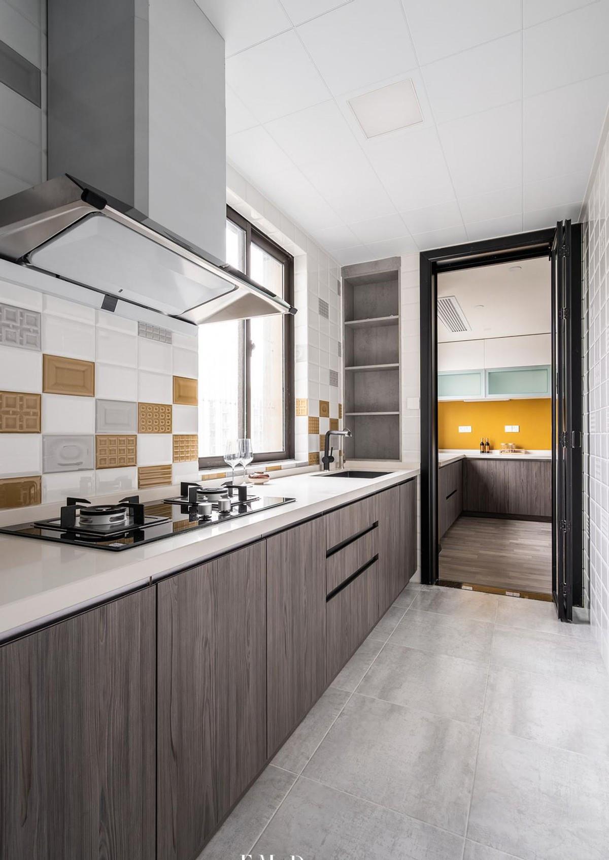 |如今年轻人装修更流行用折叠门了，衣柜、厨房、阳台，好看不占地