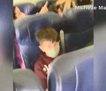 丢人!头等舱亚裔男暴打空姐,航班紧急迫降!乘客怒:不戴口罩,还打女人