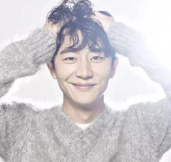 |走进黄轩生活中的家,室内用烛光照明,有点昏暗但充满浪漫气息