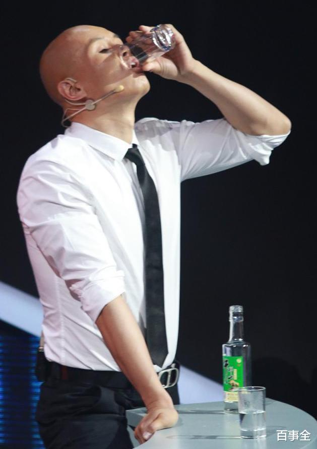 杨坤|杨坤开豪车深夜聚会，耍酒疯拽着美女不让走，网友：酒后看人品