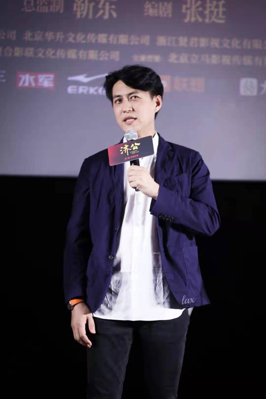 时尚风行派|靳东真是“央视脸”！穿西装帅上新闻联播人群中最抢眼，气场超强