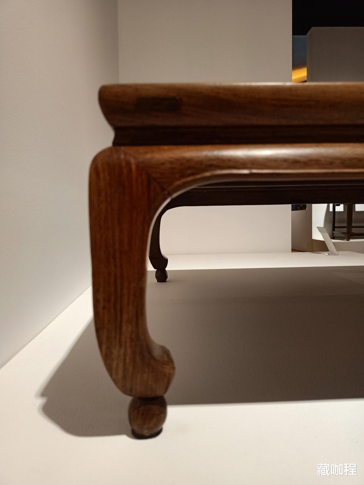 鼓腿彭牙香蕉足，黄花梨炕桌束腰打洼一木连做