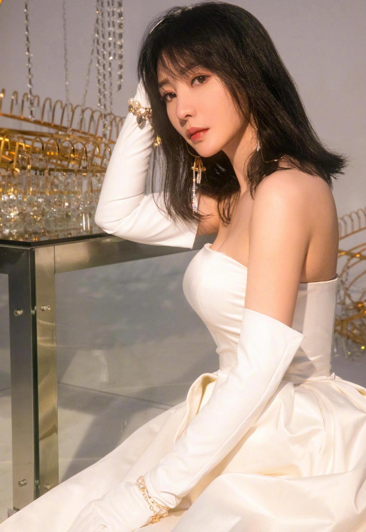 柳岩|柳岩晒出“婚纱照”，一袭长裙优雅高贵，对镜头凹造型挺有表现力