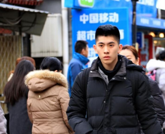 杨幂|浙传艺考现场，堪称“颜值天花板”，五步一个杨幂三步一个杨颖