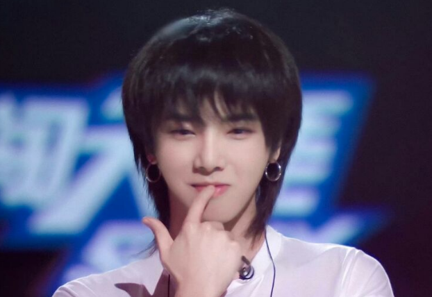 张碧晨|张碧晨带女儿外出吃饭不惧镜头,看清正面网友懵了:这不是那谁