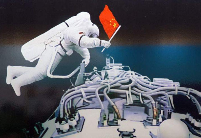 car-t 航天员出舱惊险一幕：太空中挥舞国旗，遭遇险情镇定自若