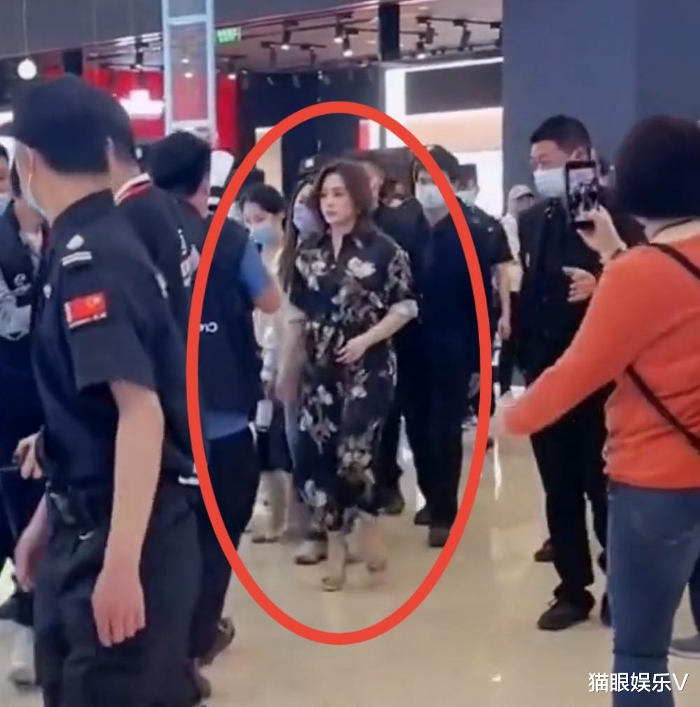 阿娇|40岁阿娇发福太过严重惹人担心！穿恨天高走路不稳，网友：咋这样了