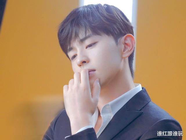 倪妮|《夜旅人》双人路透，邓伦西服背头精致斯文，倪妮旗袍尽显好身材