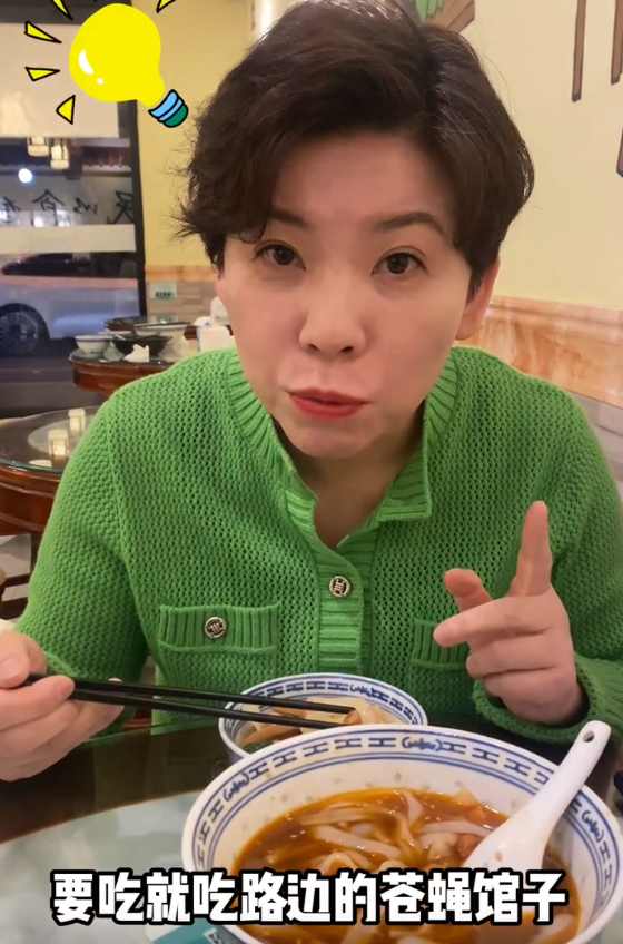 |49岁邓亚萍现身小餐馆！妆容精致涂大红唇，嗦面条动作接地气