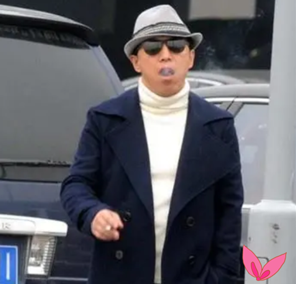 肖战|身价过亿明星吸什么烟？赵本山的最贵，冯小刚的亮眼，最服黄渤