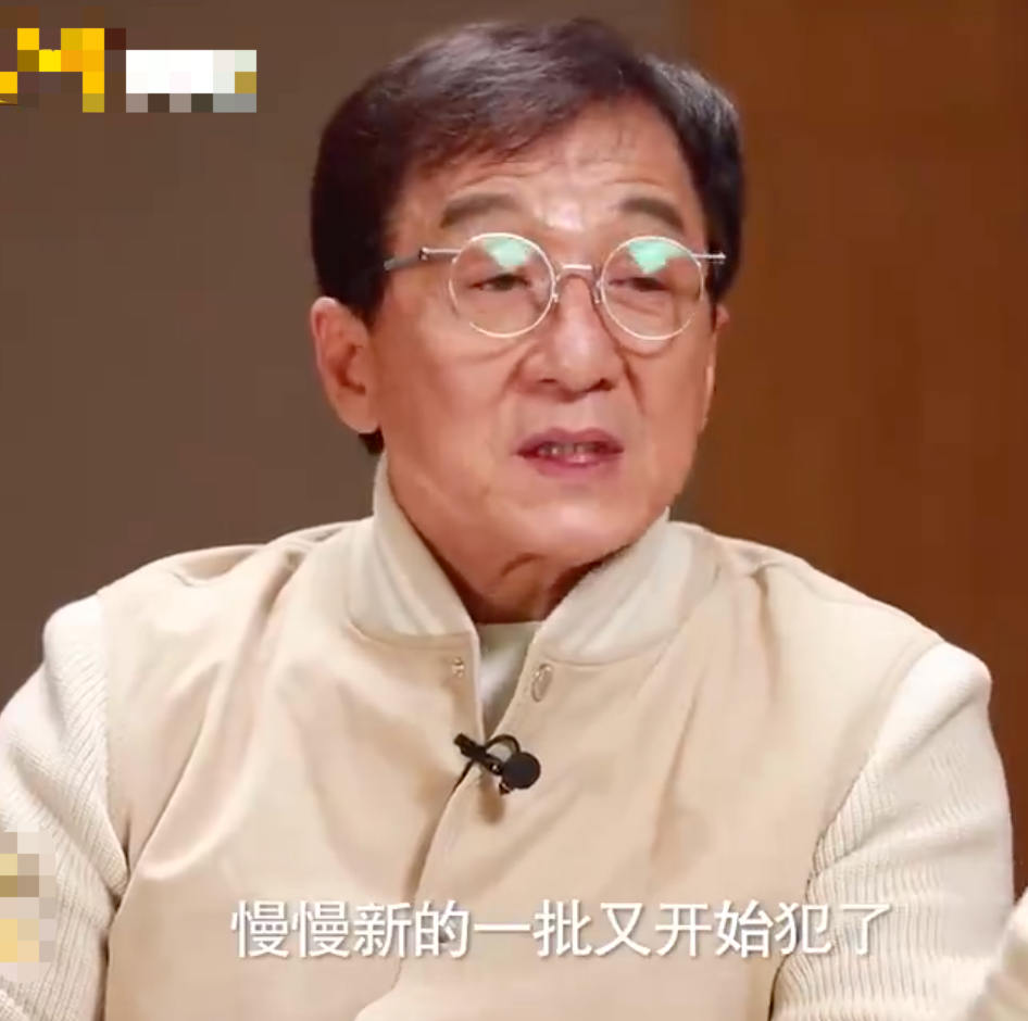 成龙|67岁成龙采访中怒斥青年演员!眉头紧蹙表情严肃,直言自己太生气