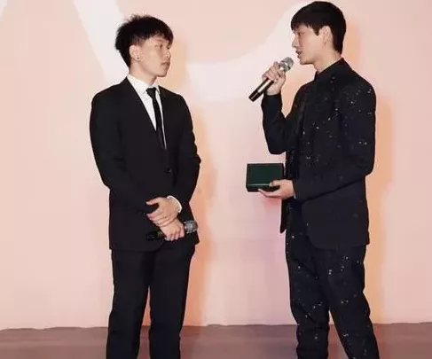 陈坤|一张聚会合照，陈坤儿子生母是“她”？藏了14年，儿子把秘密公布在朋友圈里