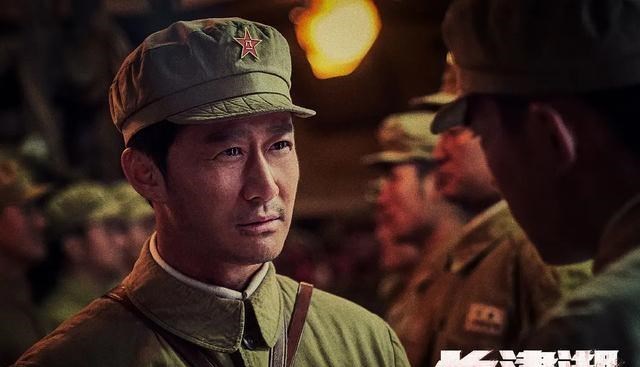 刘学义|《长津湖之水门桥》开机，易烊千玺手捧鲜花，吴京带妆切蛋糕