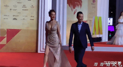 贾玲|金鸡红毯：倪妮抹胸裙艳压，张子枫脱胎换骨，贾玲一“抱”太暖心