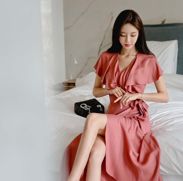 壹品穿搭|女神孙允珠高清时尚搭配：砖红复古雨季英伦百褶裙