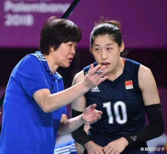 女排|一傳亂飛為何還用？女排主攻成尷尬關(guān)系戶，任人唯親遭球迷質(zhì)疑