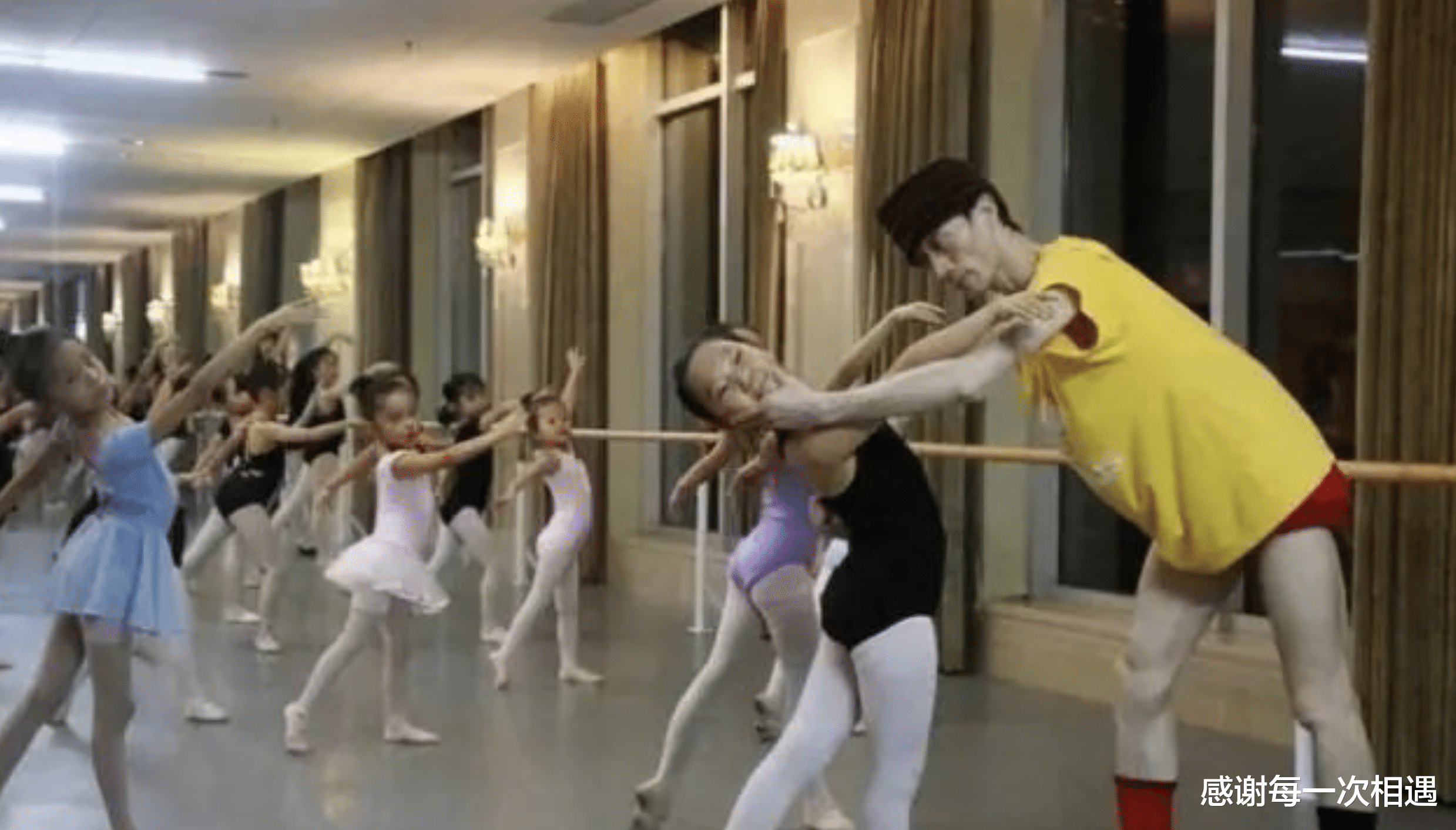 华灯2|“男版杨丽萍”郭冷：除了跳舞，连衣服都不会洗，年入百万无人敢嫁