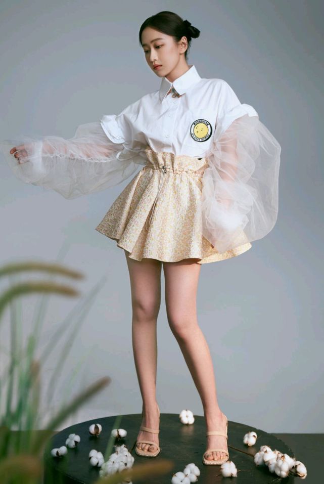 制服|还记得当年的“严莉莉”吗？如今30岁素颜穿JK制服，路人没认出！