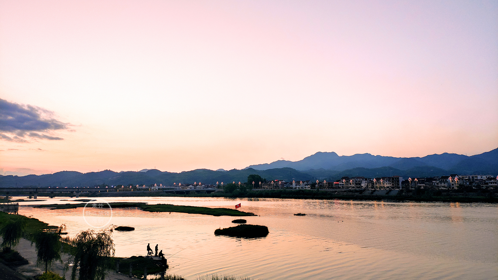  夕阳如同哭红的眼睛，对着逝去的韶华流泪