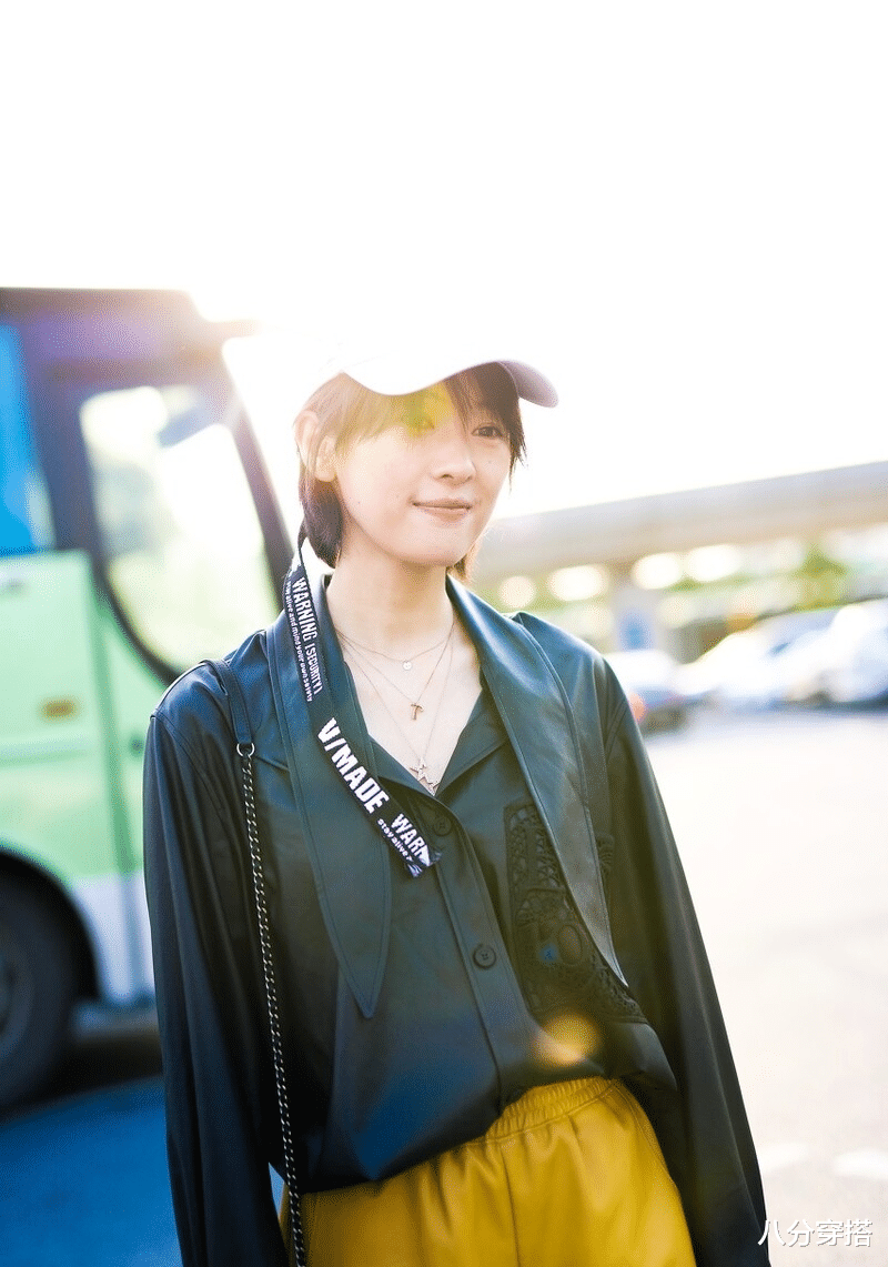 八分穿搭|童瑶真是“衬衫控”，黑色皮质衬衫配黄色短裤飒爽帅气，青春靓丽