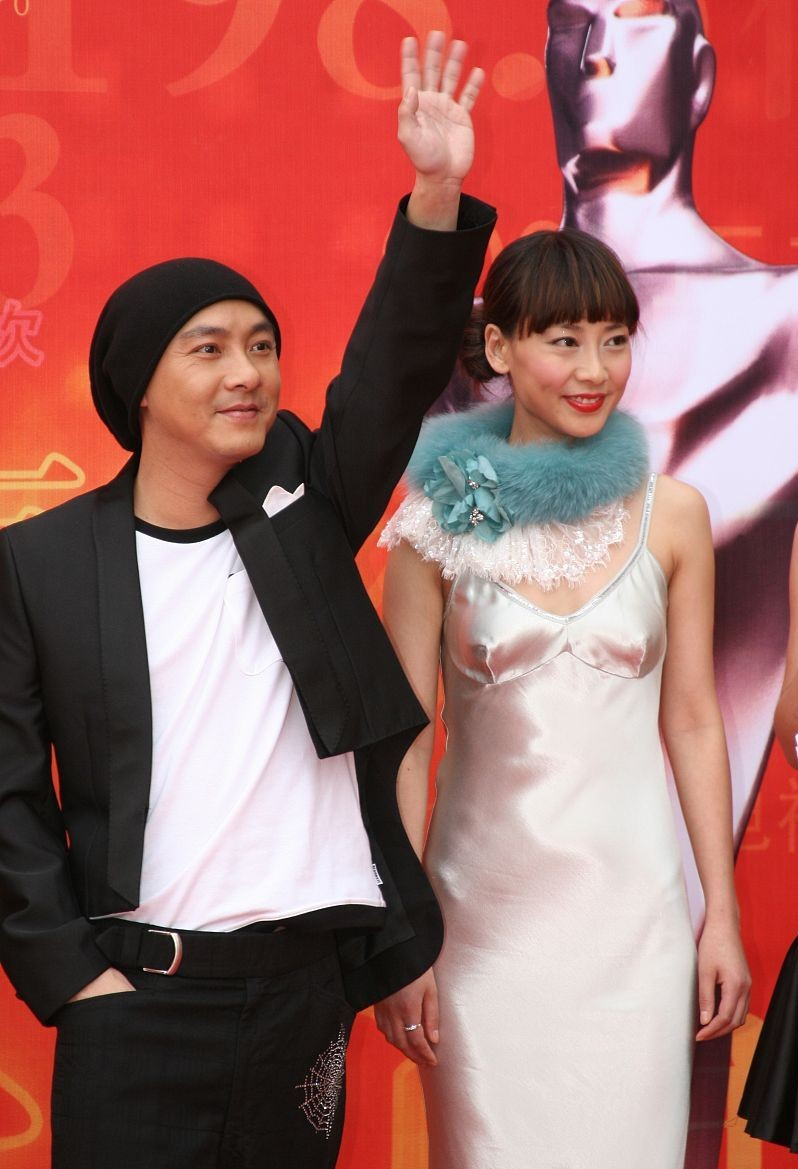 张卫健|张卫健老婆真贵气，身披白西装手拎爱马仕，比老公的大光头还抢镜