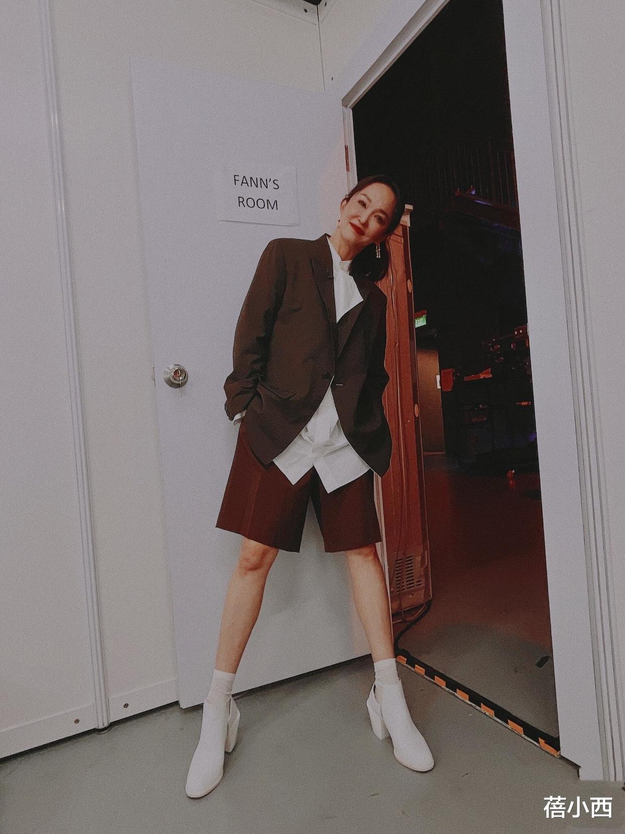 蓓小西|新加坡第一美女范文芳越老越美,穿波点裙配长筒靴,50+女人学学