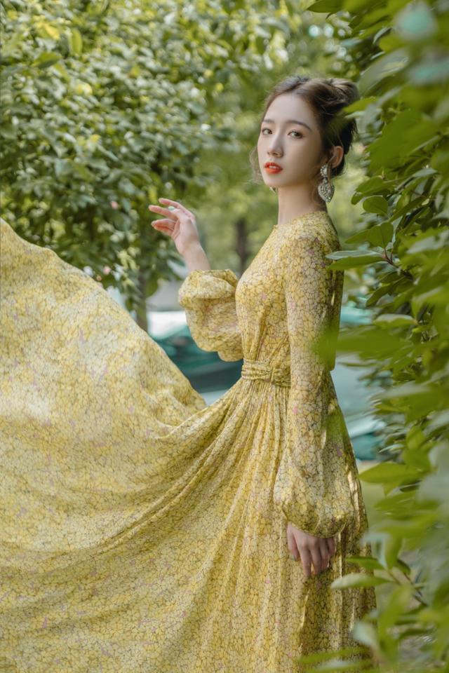 旗袍公馆|孟美岐换风格如整容，穿碎花裙扮邻家女孩，甜美浪漫像换了个人