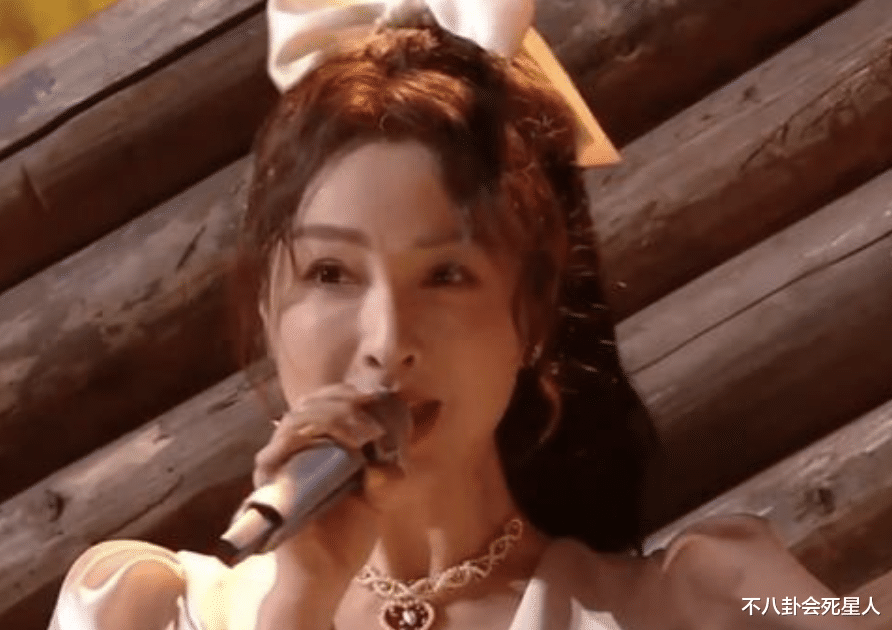 杨幂|跨年晚会真热闹！杨幂献吻，杨紫脸僵，邓丽君重现，芒果主持换血