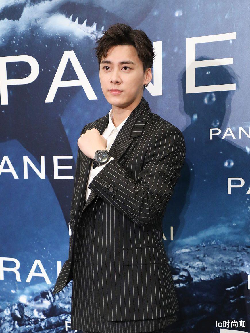 姚策|李易峰穿渐变西装气质十足，满满的贵公子气场，身材比例不输模特