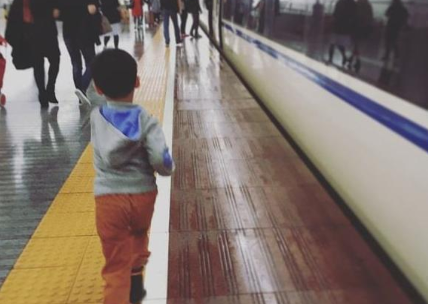 急诊室老苗|高铁上“颜控儿子”狂撩小姐姐,宝爸无奈:当我不存在?