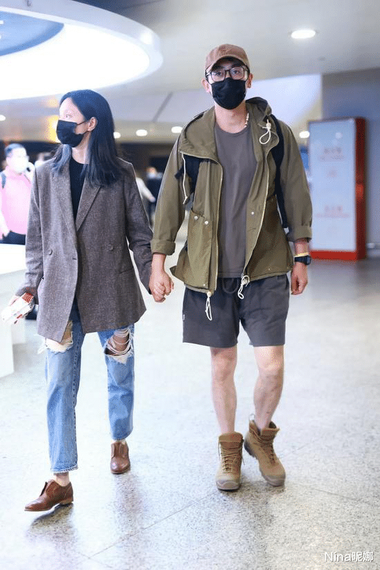 朱亚文|朱亚文机场搂妻超腻歪！娇妻穿旧大衣眼窝深陷，38岁真是素颜美人