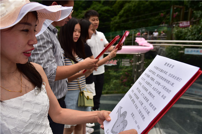指动传媒 山盟海誓重现广东景区爱情玻璃平台，3对情侣许诺永远忠诚对方