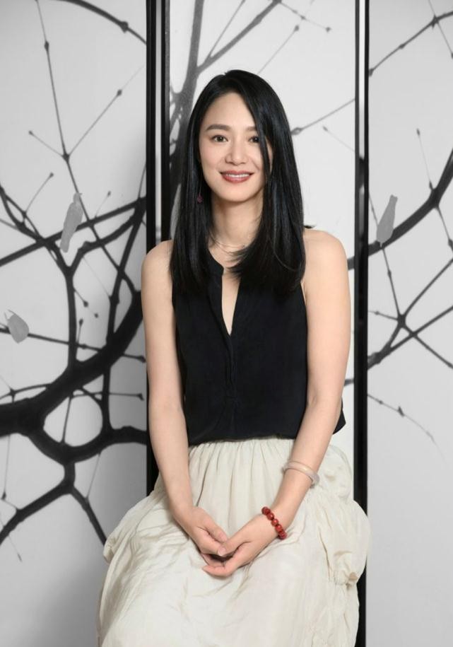 美人哒|周韵真给姜文长脸，一袭无袖套裙走红毯，穿出满满的格调与高级感
