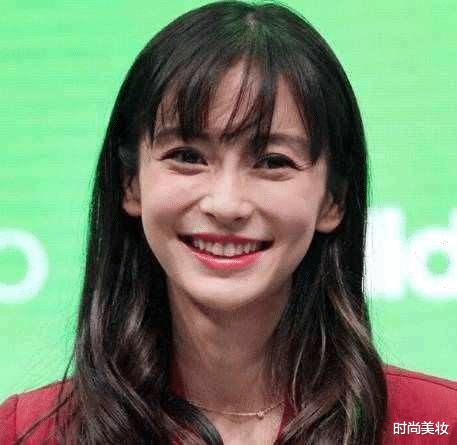 时尚美妆|48岁宁静又火了？浓妆下粗糙皮肤太显眼，底妆卡粉看着好尴尬