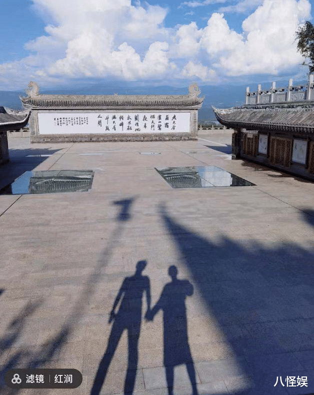 美剧|郑恺夫妇吃饭被偶遇，苗苗开心得摇头晃脑，与老公同看手机超甜