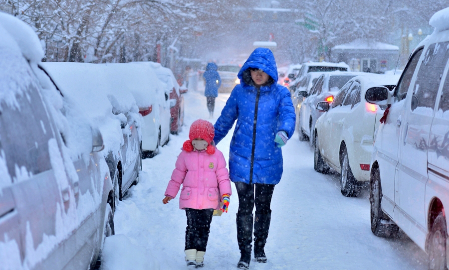 蓝精灵剪辑 都春天了，乌鲁木齐再降暴雪 这场雪为何这么大？