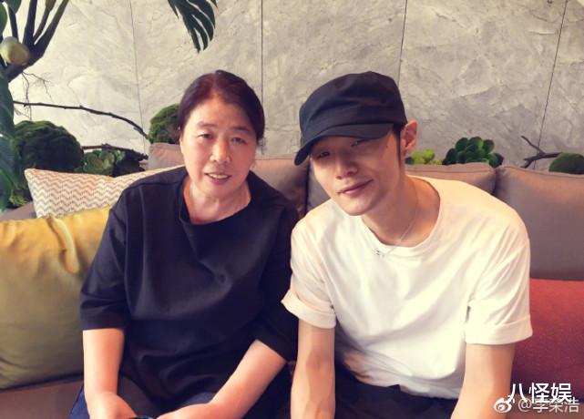 李荣浩|李荣浩晒照为妈妈庆生，李妈妈笑成眯眯眼，母子俩手牵手好温馨