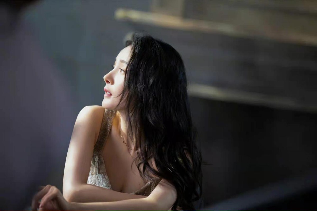 杨幂|杨幂高清对脸拍美翻天！穿亮片吊带玩性感眼神却楚楚可人，超会撩