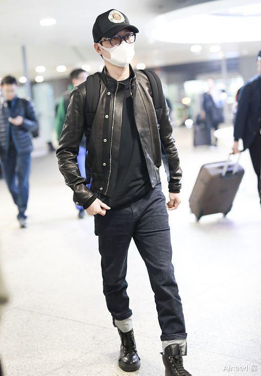 玫瑰|冯绍峰挺低调的，羽绒马甲叠穿皮夹克，配运动裤不像中年人